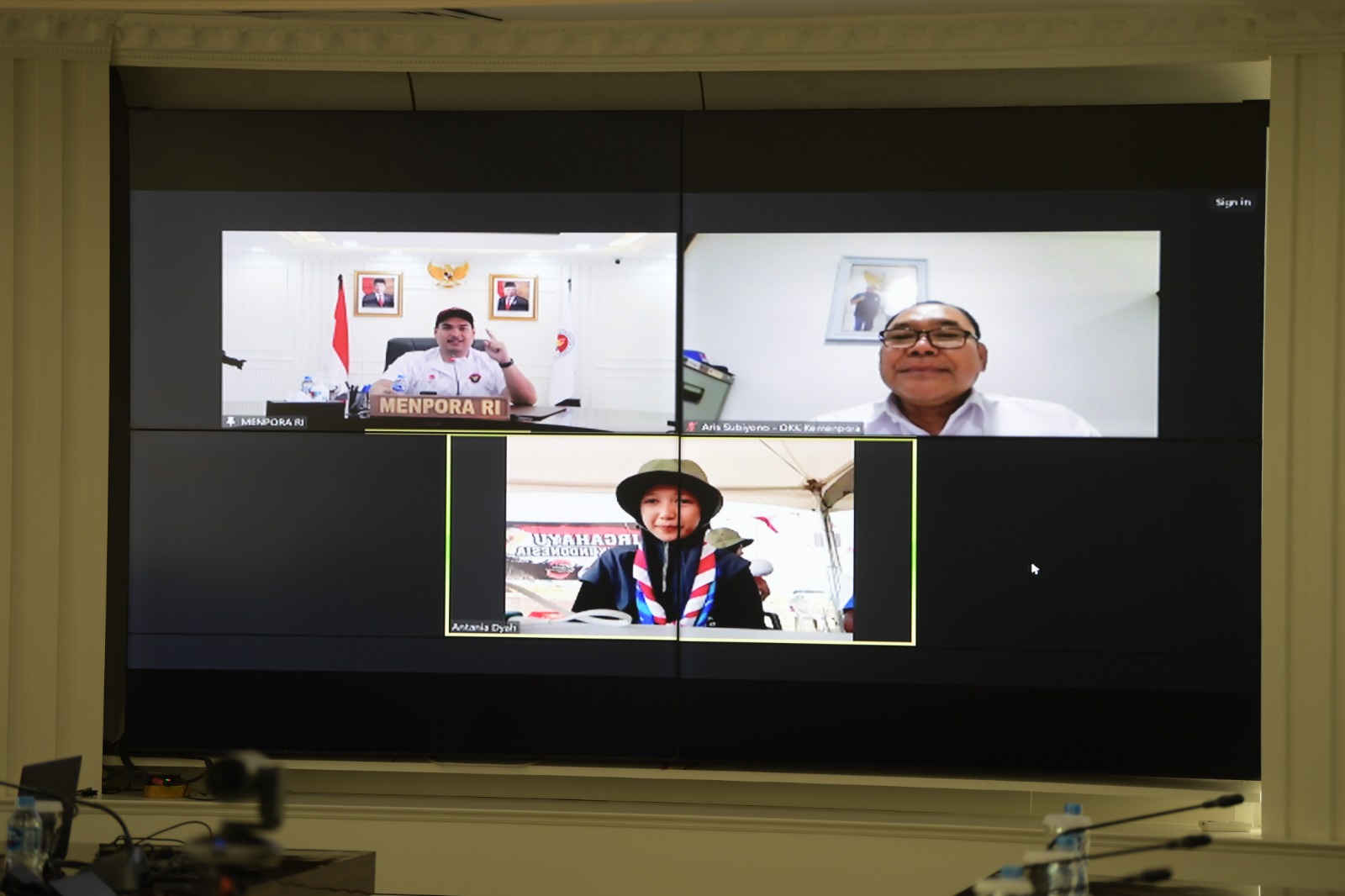 Menteri Pemuda dan Olahraga Republik Indonesia (Menpora RI) Dito Ariotedjo mengajak peserta Jambore Pramuka Dunia bernama Antania Dyah untuk berbincang-bincang melalui zoom, Senin (7/8) siang di Ruang Rapat, Lantai 10, Kemenpora. (raiky/kemenpora.go.id)