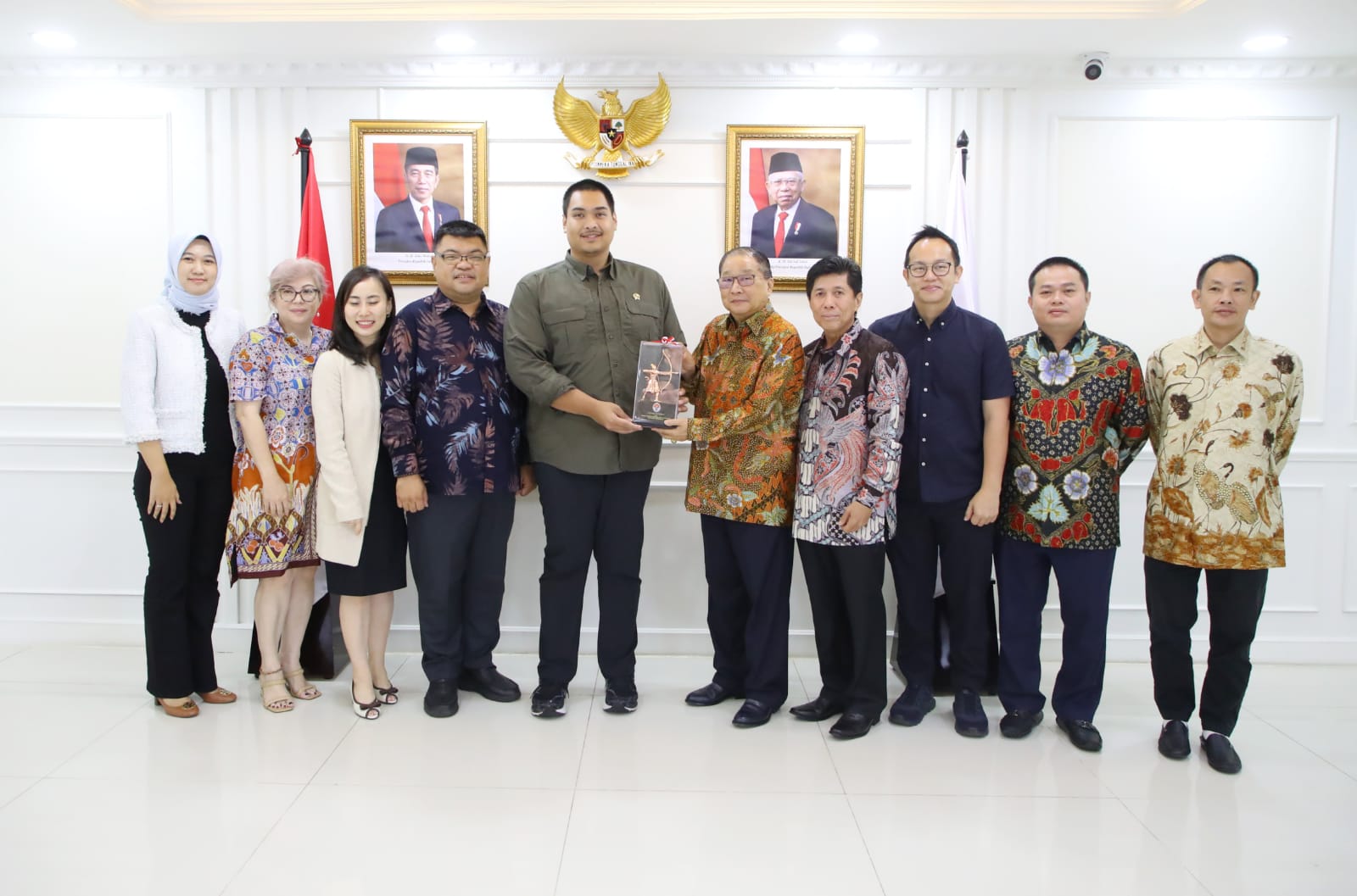 Menteri Pemuda dan Olahraga Republik Indonesia (Menpora RI) Dito Ariotedjo menerima Ketua Umum Pusat Perhimpunan Indonesia Tionghoa (INTI), Teddy Sugianto. Selasa (8/8) siang di Ruang Kerjanya Lantai 10, Kemenpora, Jakarta Pusat. (foto:yayan/kemenpora.go