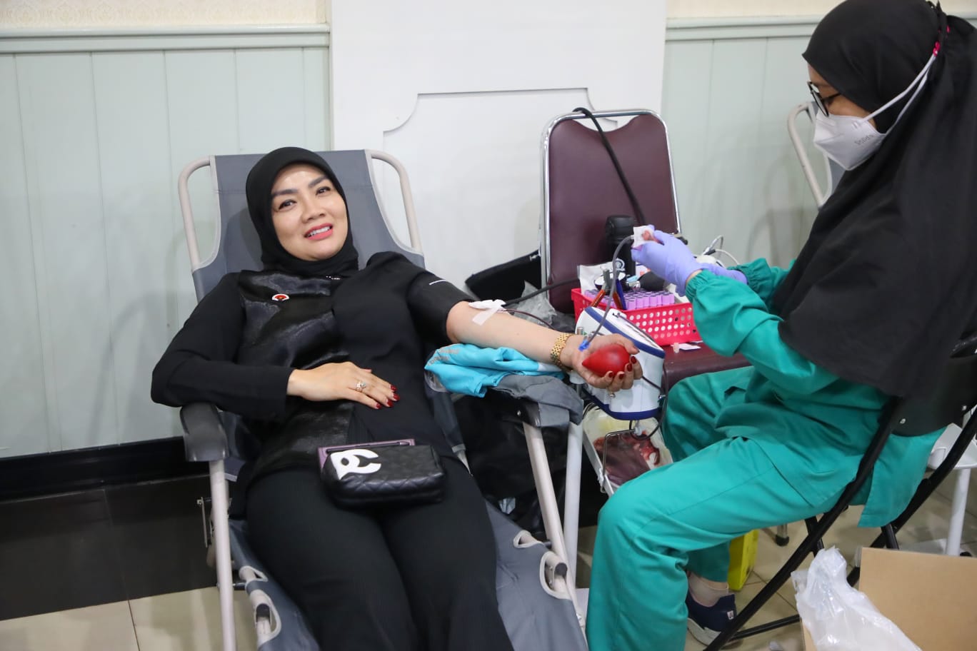 Pejabat dan staf Kementerian Pemuda dan Olahraga Republik Indonesia (Kemenpora RI) antusias ikut serta Kegiatan Bhakti Sosial Donor Darah dalam rangka memperingati HUT Kemerdekaan RI ke-78 yang diselenggarakan Dharma Wanita Persatuan (DWP) Kemenpora beker