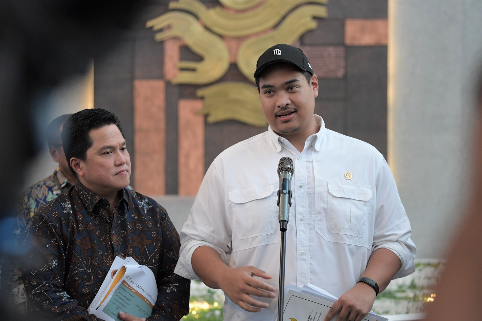 Ketua Umum PSSI Erick Thohir memastikan pembukaan Piala Dunia U-17 2023 akan berlangsung di Jakarta International Stadium (JIS). Sedangkan untuk lokasi penutupannya akan digelar di Stadion Manahan Solo. (foto:raiky/kemenpora.go.id)