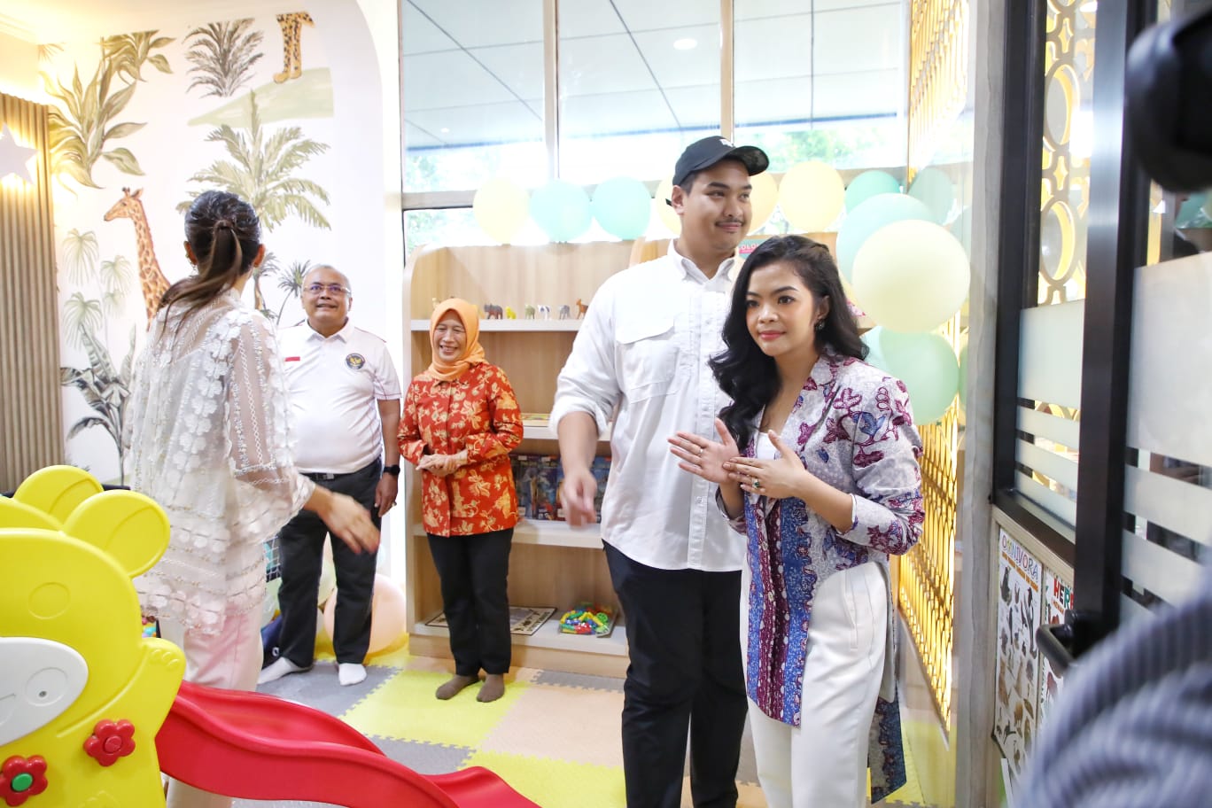 Penasehat Dharma Wanita Persatuan (DWP) Kemenpora, Niena Kirana Riskyana Dito Ariotedjo meresmikan Pora Daycare di Lobby Kemenpora, Jakarta, Rabu (9/8) sore. Peresmian ditandai dengan penguntingan pita dan tanda tangan prasasti. (foto:yayan/kemenpora.go.