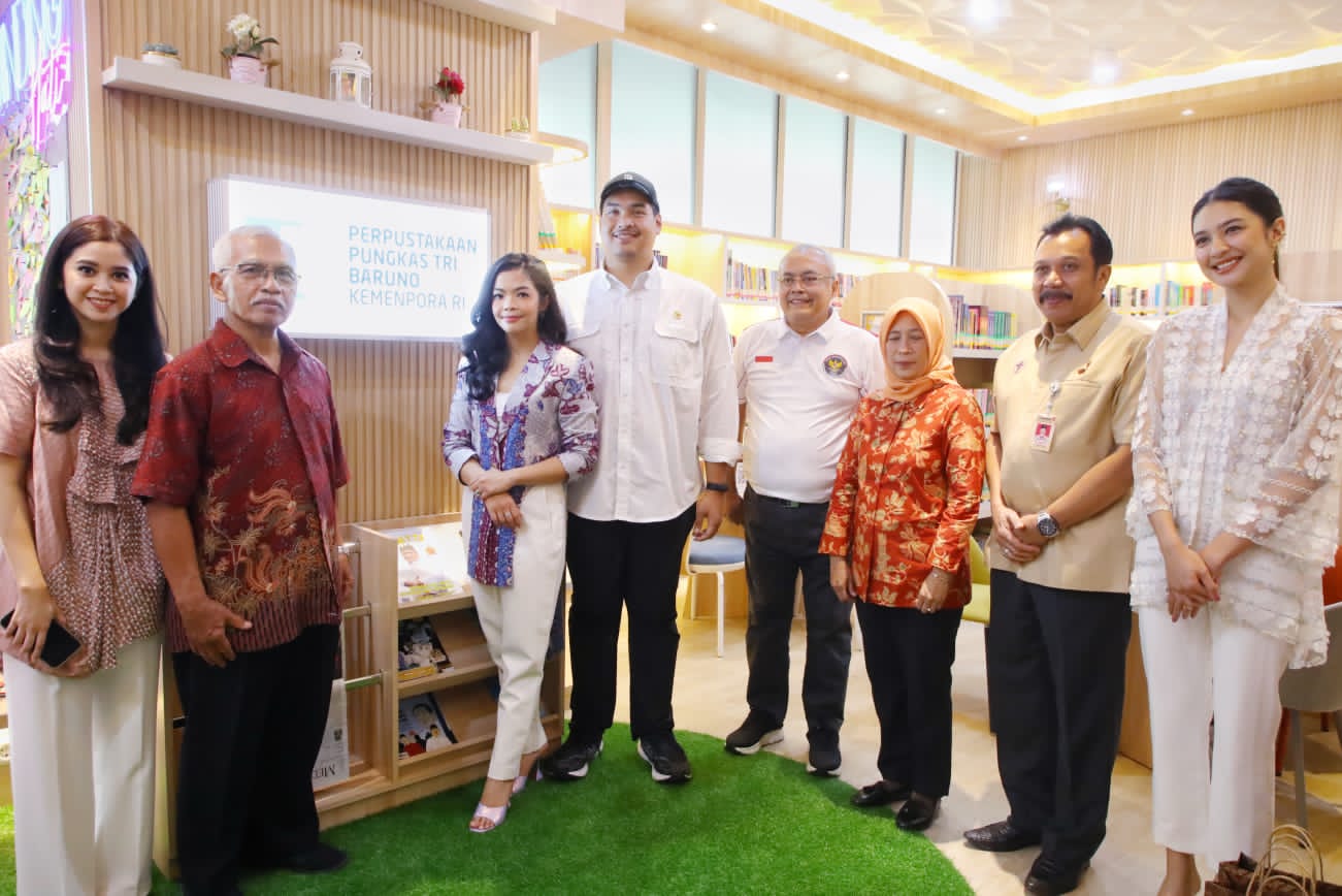 Penasehat DWP Kemenpora, Niena Kirana Riskyana Dito Ariotedjo berharap adanya Perpustakaan Pungkas Tri Baruno bisa tingkatkan literasi tentang kepemudaan dan olahraga bagi pegawai dilingkungan Kemenpora.(foto:yayan/kemenpora.go.id)