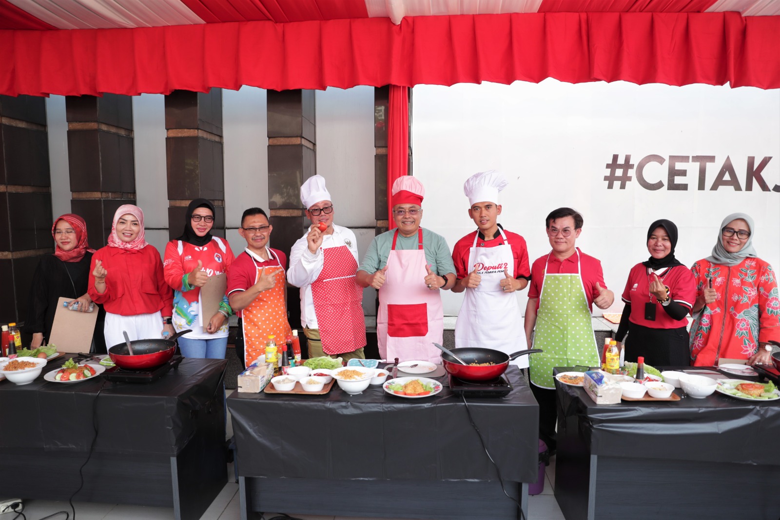  Lomba HUT ke-78 Kemerdekaan RI di Kemenpora mulai lomba memasak nasi goreng hingga terompah mendapat sambutan yang antusias dari pejabat hingga pegawai.  (fotoraiky/kemenpora.go.id)