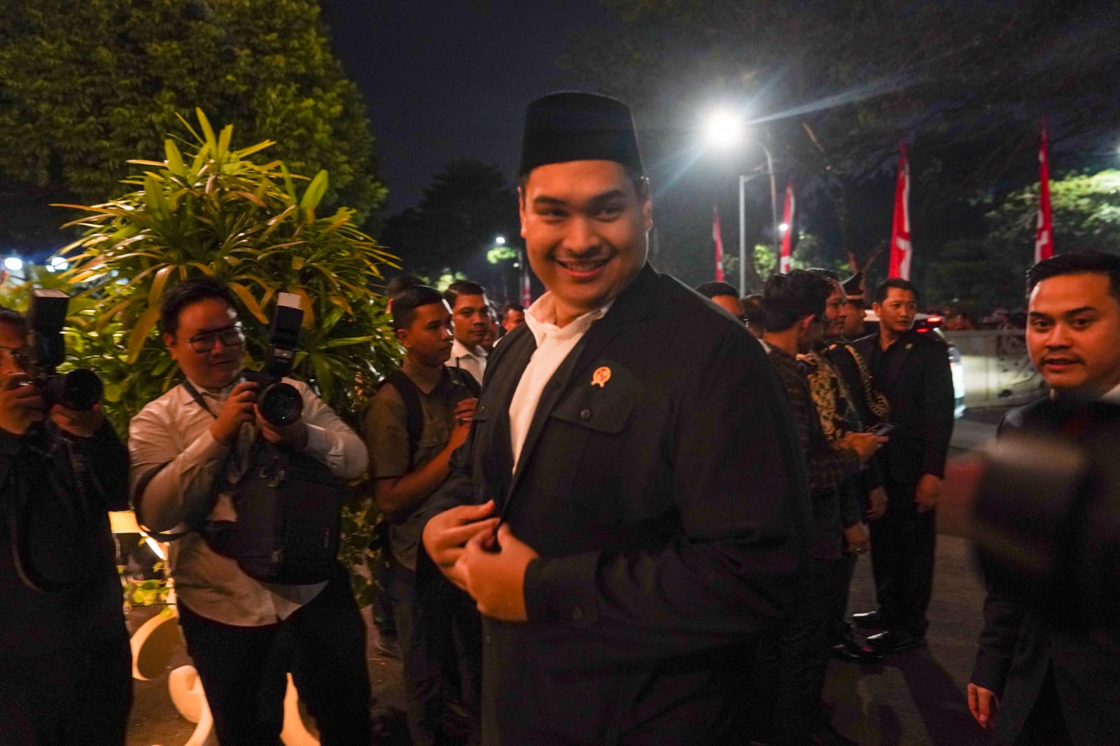 Menteri Pemuda dan Olahraga Republik Indonesia (Menpora RI) Dito Ariotedjo menghadiri Upacara Apel Kehormatan dan Renungan Suci, Kamis (17/8) dini hari, di Taman Makam Pahlawan Nasional (TMPN) Utama Kalibata, Jakarta. Upacara  tersebut dimulai tepat pada 