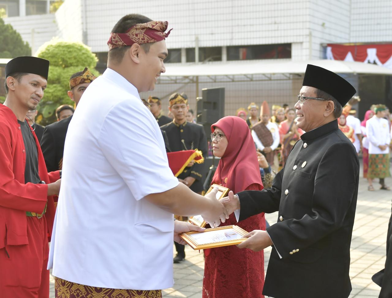 Menteri Pemuda dan Olahraga Republik Indonesia (Menpora RI) Dito Ariotedjo atas nama Presiden RI menyerahkan secara langsung penghargaan Satyalancana Karya Satya kepada 25 pegawai negeri sipil (PNS) berdedikasi di lingkungan Kemenpora. Penghargaan ini dis