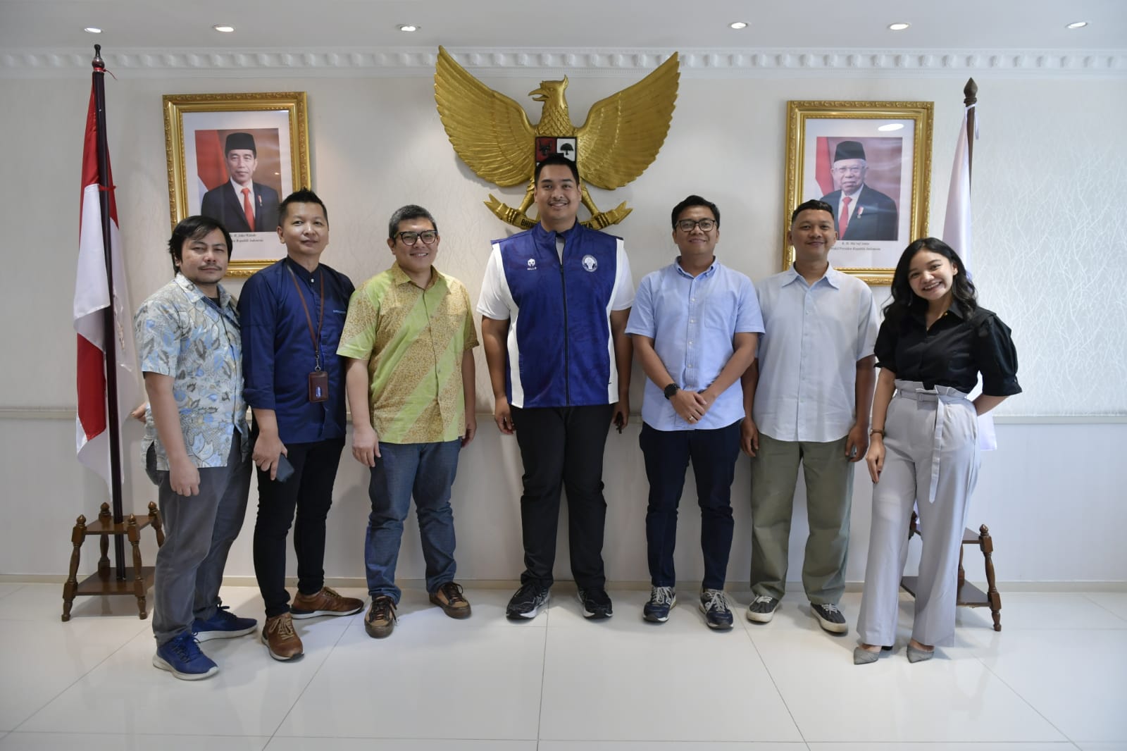 Menpora Dito saat menerima Pemimpin Redaksi detik.com Alfito Deannova Ginting bersama jajaran redaksi dan anak-anak yang telibat dalam Senam dan Pentas Ceria Anak Indonesia pada peringatan Hari Anak Nasional (HAN) di Solo lalu. (foto:bagus/kemenpora.go.id