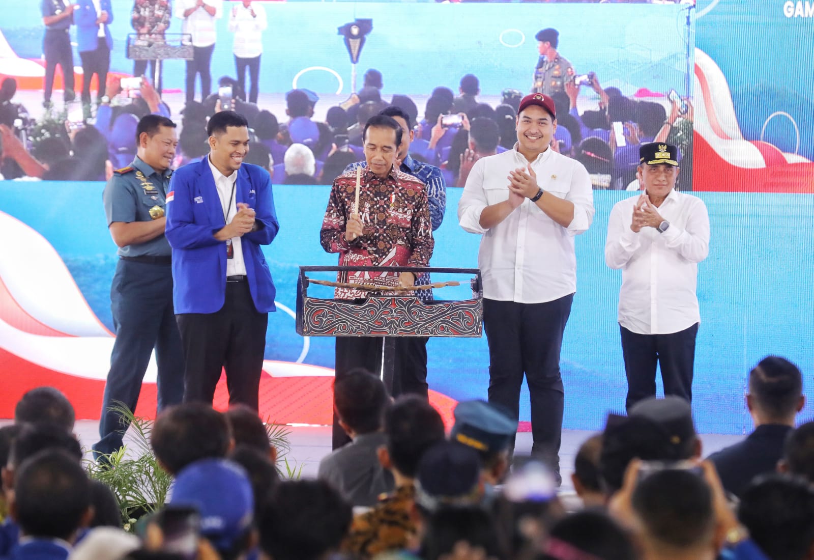 Menteri Pemuda dan Olahraga Republik Indonesia (Menpora RI) Dito Ariotedjo mendampingi Presiden Joko Widodo membuka rapat kerja nasional (Rakernas) Gerakan Angkatan Muda Kristen (GAMKI) Tahun 2023 di Lapangan Benteng, Medan, Sumatera Utara (Sumut), Sabtu