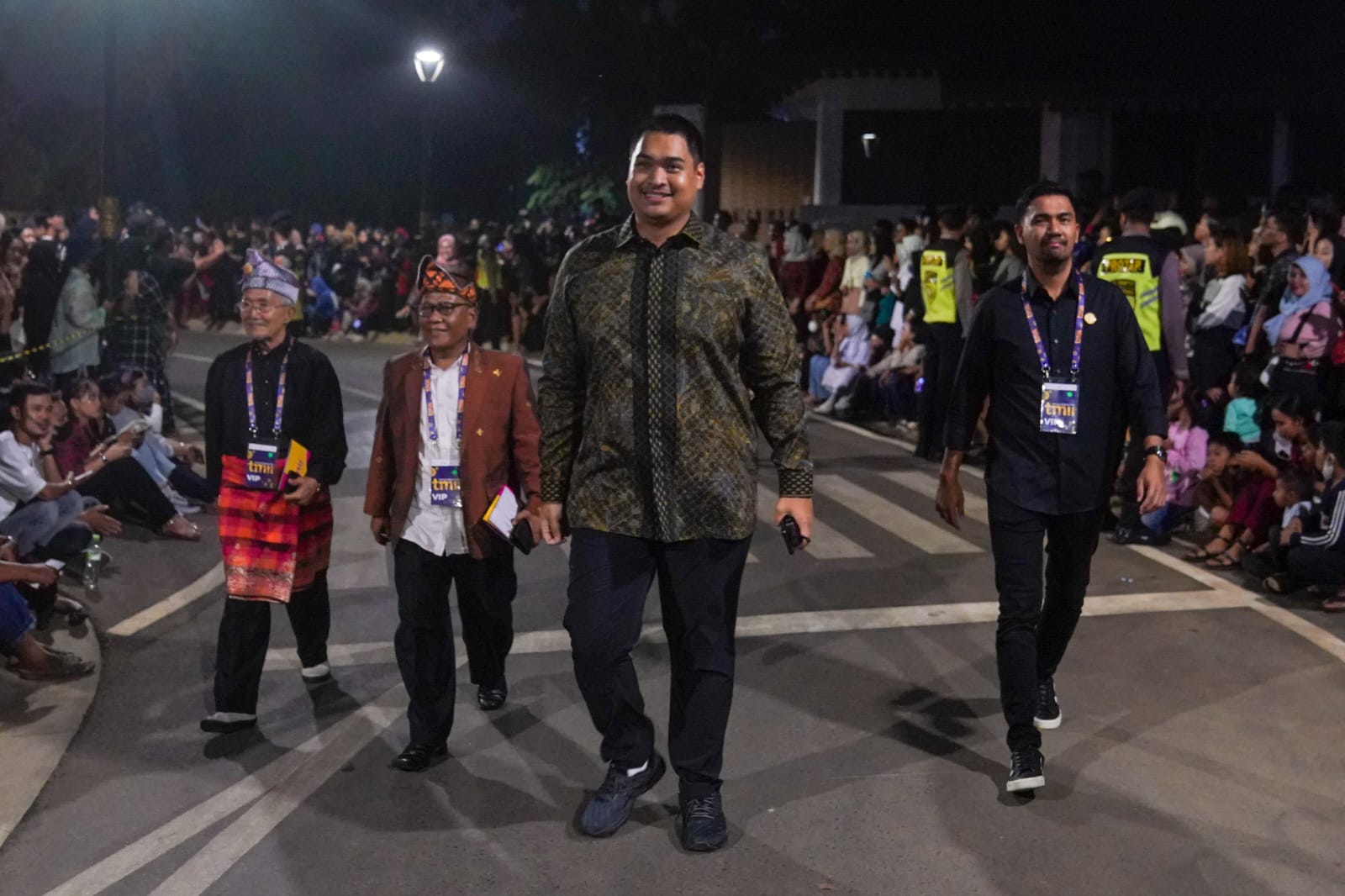 Menteri Pemuda dan Olahraga Republik Indonesia (Menpora RI) Dito Ariotedjo menghadiri peresmian renovasi Taman Mini Indah (TMII), Jumat, (1/9) malam di TMII, Cipayung, Jakarta Timur.(foto:egan/kemenpora.go.id)