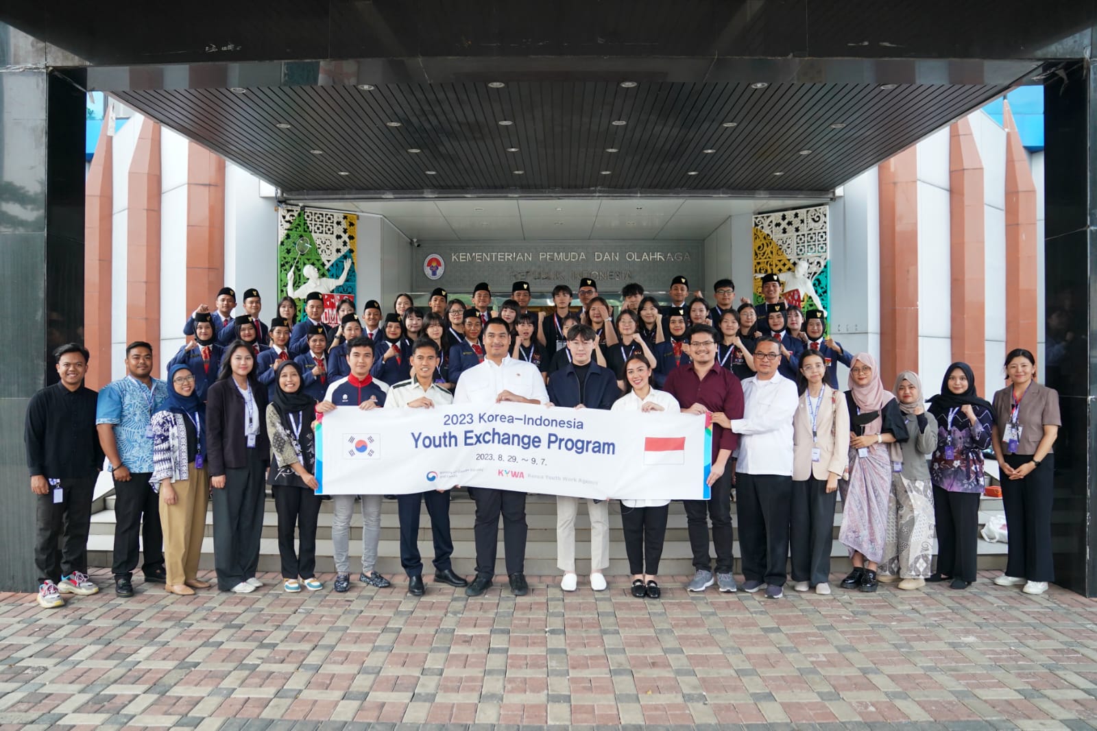Menteri Pemuda dan Olahraga Republik Indonesia (Menpora RI) Dito Ariotedjo menerima courtesy call Delegasi Program Pertukaran Pemuda Indonesia Korea (PPIKor) 2023 atau Indonesia-Korea Youth Exchange Program (IKYEP) di Media Center Graha Kemenpora, Senin (