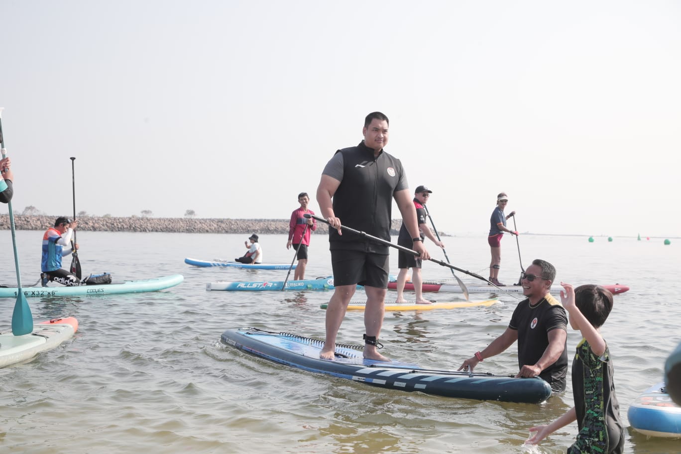 Menteri Pemuda dan Olahraga Republik Indonesia (Menpora RI) Dito Ariotedjo mendukung olahraga stand up paddle untuk lebih berkembang dan populer di Tanah Air. Tak hanya itu, diharap olahraga air ini juga bisa menciptakan prestasi.(foto:yayan/kemenpora.go.