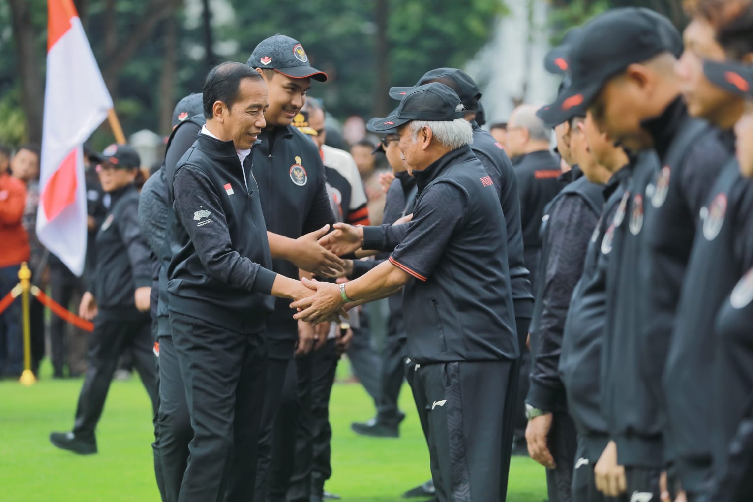 Menteri Pemuda dan Olahraga Republik Indonesia (Menpora RI) Dito Ariotedjo mendampingi Presiden RI Joko Widodo melepas kontingen Indonesia yang akan berjuang pada ajang Asian Games 2022 Hangzhou di Istana Negara, Jakarta, Selasa (19/9) sore.(foto:yayan/ke