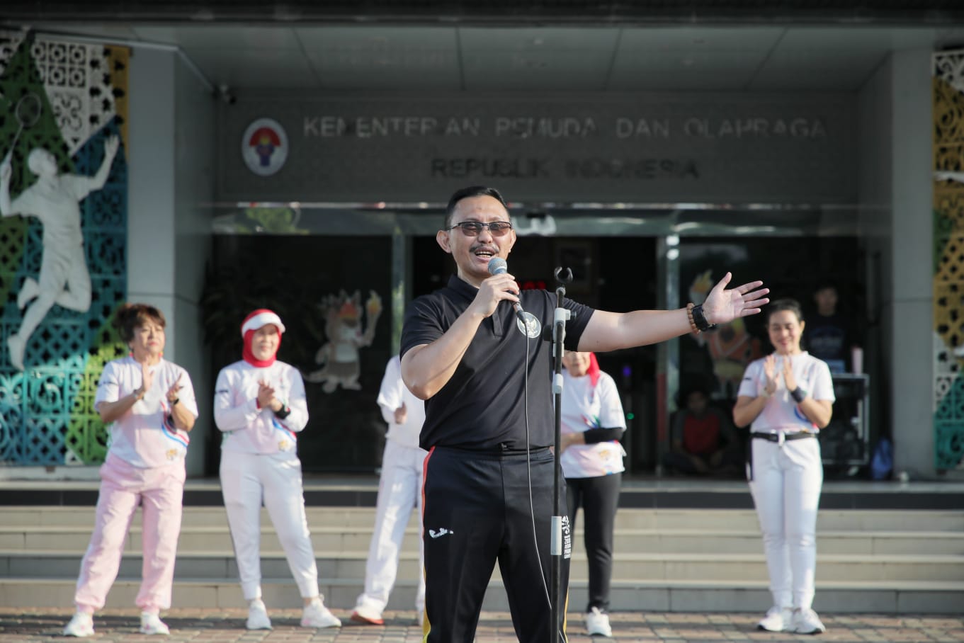 Kementerian Pemuda dan Olahraga Republik Indonesia (Kemenpora RI) menggandeng Asosiasi Senam Kebugaran Indonesia (ASKI) dalam gelorakan semangat berolahraga melalui senam rutin Jumat Krida, Jumat (22/9) pagi di Halaman Kantor Kemenpora.(foto:yayan/kemenpo