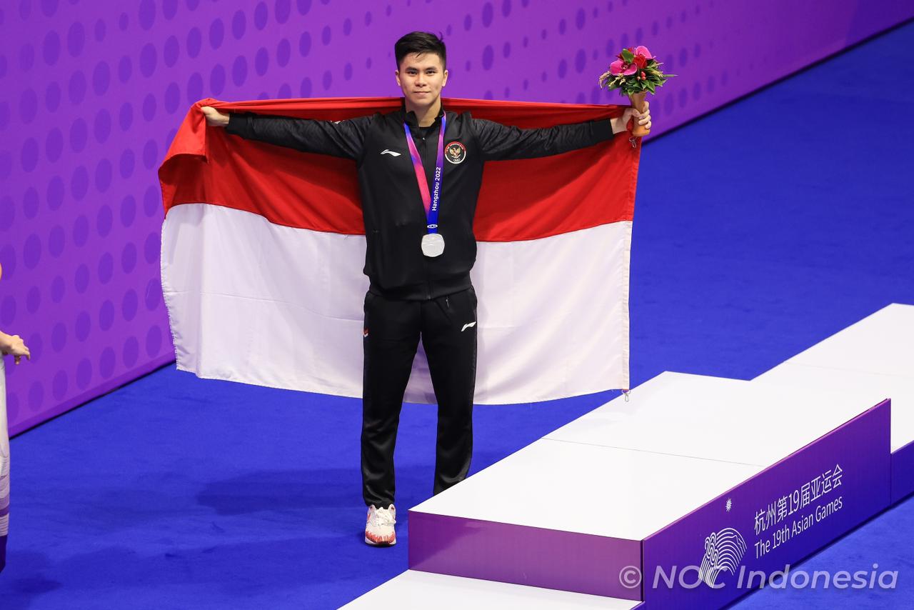Tim Indonesia kembali menambah perolehan medali. Dari cabang olahraga wushu melalui Edgar Xavier Marvello yang berhasil meraih medali perak saat tampil di XSG Sport Center, Minggu (24/9). (Foto:NOC/Naif  Al'as)