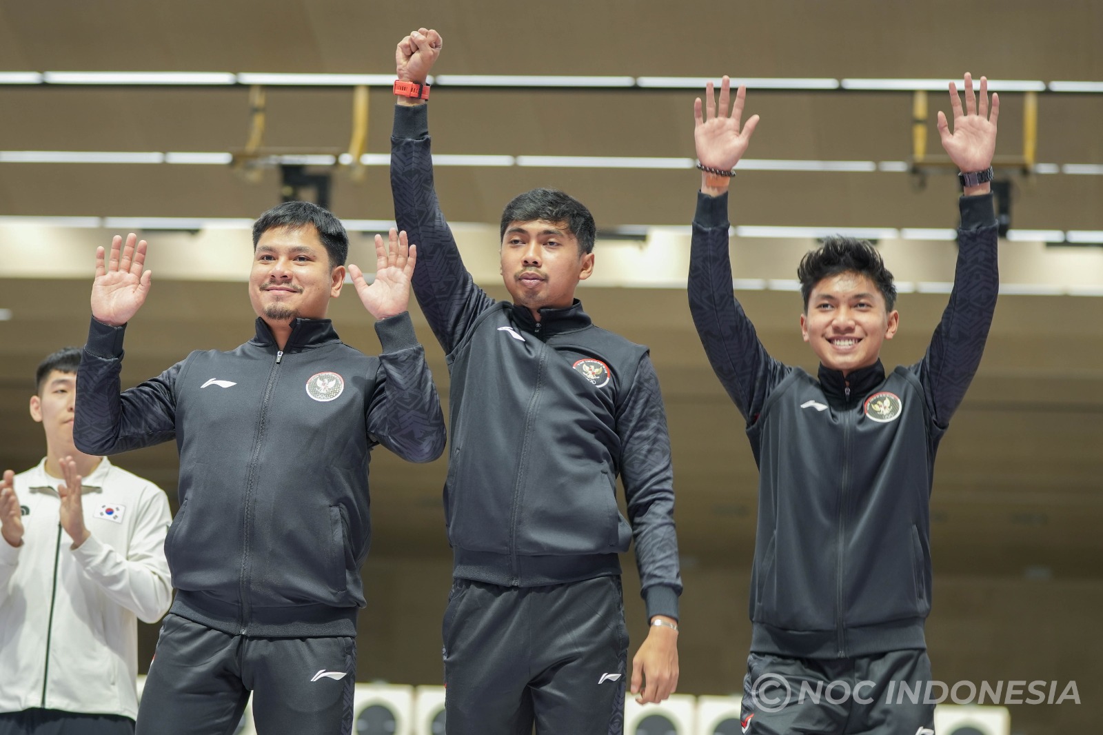 Emas kedua kembali diukir Indonesia dari cabang olahraga menembak di Asian Games 2022 Hangzhou. Atlet menembak Muhammad Sejahtera Dwi Putra kembali dipersembahkan dari nomor Shooting-Men's 10 m Running Target Mixed Run, Selasa (26/9).(foto: M Rifqy/NOCind
