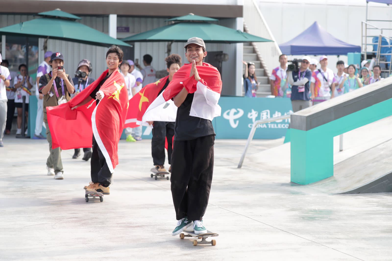 Atlet skateboard Indonesia Sanggoe Darma Tanjung menambah perolehan medali perak untuk Indonesia di ajang Asian Games 2022 Hangzhou. Di pertandingan final, Sanggoe kalah bersaing dengan atlet China Zhang Jie yang sukses merebut medali emas dengan mengumpu