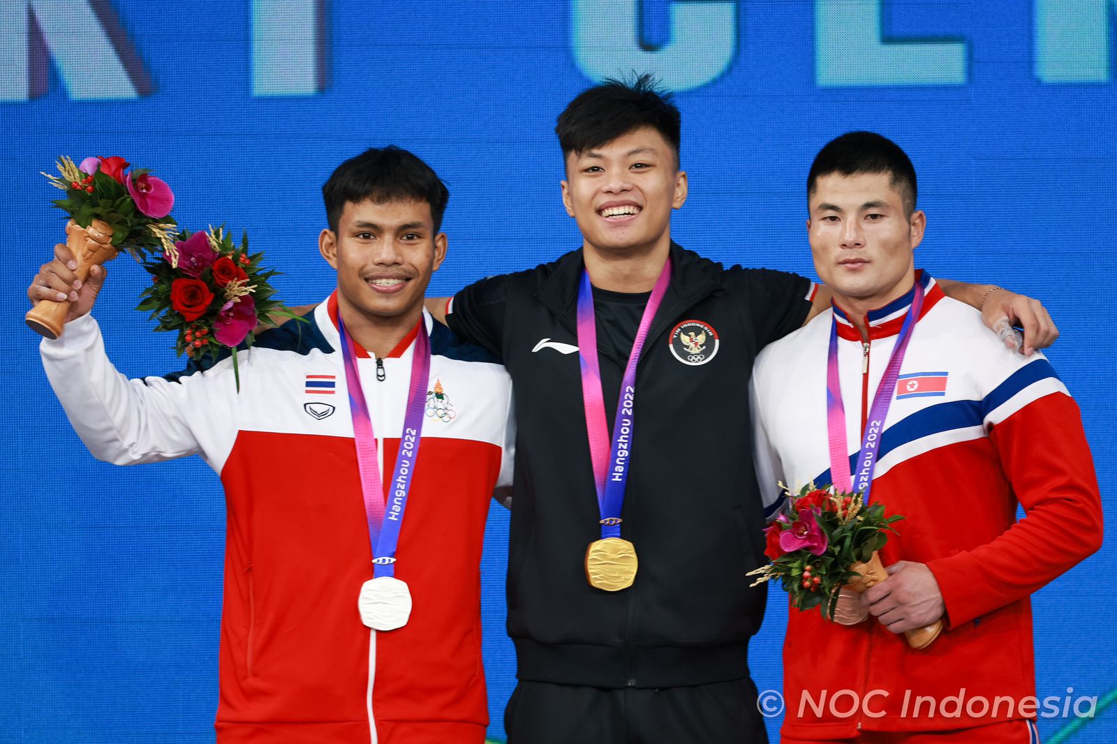 Tambahan medali emas di ajang Asian Games 2022 Hangzhou akhirnya bertambah. Lifter Indonesia Rahmat Erwin Abdullah sukses meraih medali emas dari cabang angkat besi kelas 73kg putra dengan total angkatan 359kg di XSC Gymnasium, Selasa (3/10).(foto:naif al