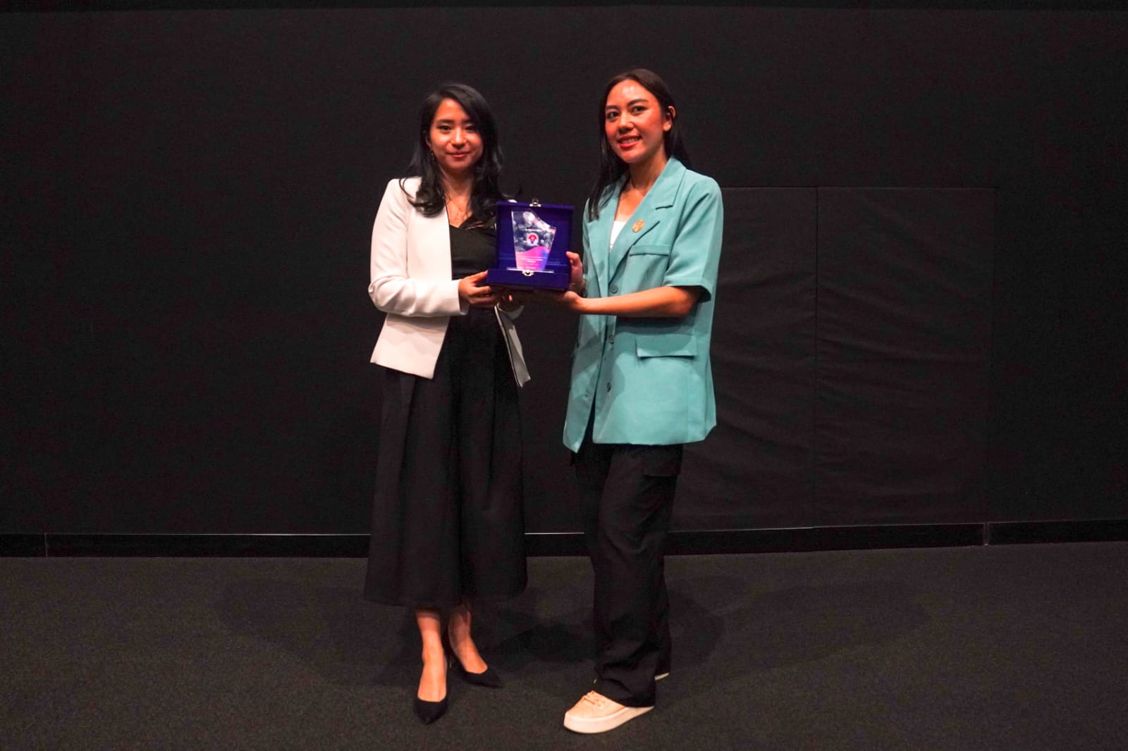 Mewakili Menteri Pemuda dan Olahraga Republik Indonesia (Menpora RI) Dito Ariotedjo, Staf Khusus Menpora Bidang Komunikasi dan Hubungan Internasional, Alia Noorayu Laksono hadir dalam kegiatan Ventory Factory For Scholars di Pacific Place, Jakarta, Rabu (