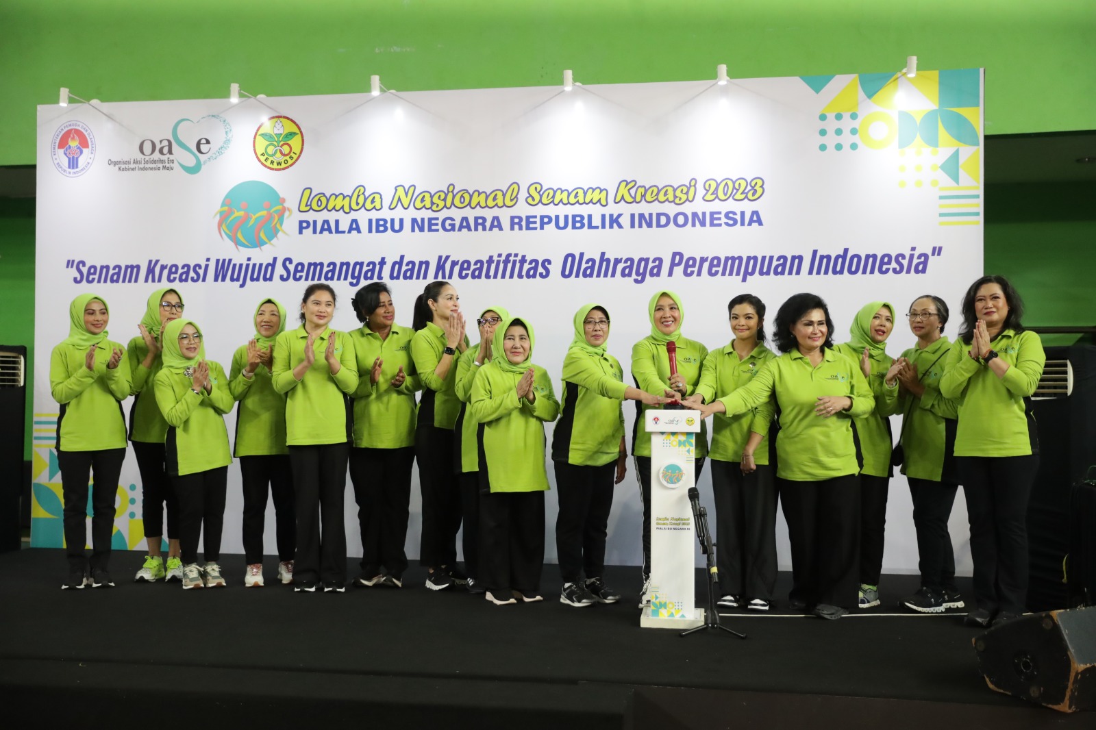 Penasehat Dharma Wanita Persatuan (DWP Kemenpora RI) yang juga sekaligus Istri Menpora Dito Ariotedjo, Niena Kirana Arya Bimo Nandito turut dampingi Ketua Umum Organisasi Aksi Solidaritas Era Kabinet Indonesia Maju (OASE KIM) Ibu Tri Tito Karnavian membuk