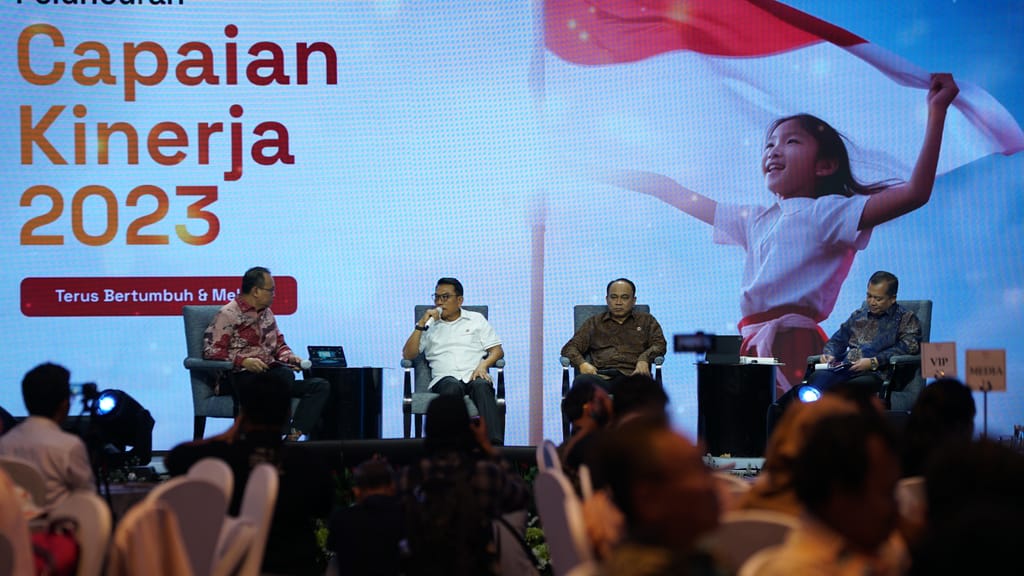 Kantor Staf Presiden (KSP) melaunching buku Laporan Tahunan Pemerintahan Tahun 2023 dengan judul “Terus Bertumbuh dan Melaju” di Hotel Indonesia Kempinski Jakarta Pusat, Selasa (24/10) sore. Acara Launching dihadiri Kepala Staf Kepresidenan RI Moeldoko da