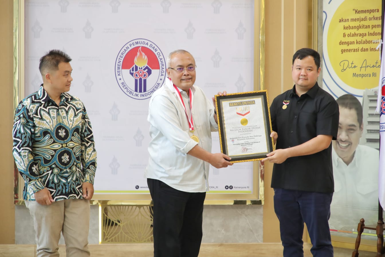 Kementerian Pemuda dan Olahraga Republik Indonesia (Kemenpora RI) berhasil meraih rekor Museum Rekor Dunia-Indonesia (MURI) usai pelaksanaan Pertunjukkan Video Mapping 4 Sisi Pertama di Monumen Nasional pada Puncak Peringatan Hari Sumpah Pemuda (HSP) ke-9