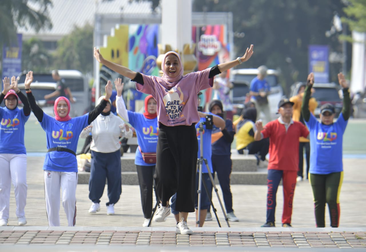 Kegiatan rutin senam Jumat Krida Kementerian Pemuda dan Olahraga Republik Indonesia (Kemenpora RI) untuk ajak masyarakat sehat dan bugar terus dilakukan. Untuk kali ini, Kemenpora mengandeng Universal Line Dance (ULD).(foto: bagus/kemenpora.go.id)