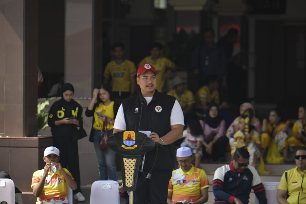 Menteri Pemuda dan Olahraga Republik Indonesia (Menpora RI) Dito Ariotedjo, secara resmi membuka Kejuaraan Antar Kampung (Tarkam) Kemenpora 2023 di Halaman Kantor Bupati Cirebon, Rabu (8/11) pagi. (foto:bagus/kemenpora.go.id)