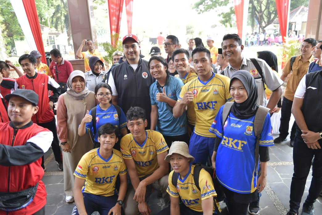 Menteri Pemuda dan Olahraga Republik Indonesia (Menpora RI) Dito Ariotedjo menyaksikan pertandingan bola voli dan atletik pada Kejuaraan Antar Kampung (Tarkam) Kemenpora 2023, Rabu (8/11).(foto:bagus/kemenpora.go.id)