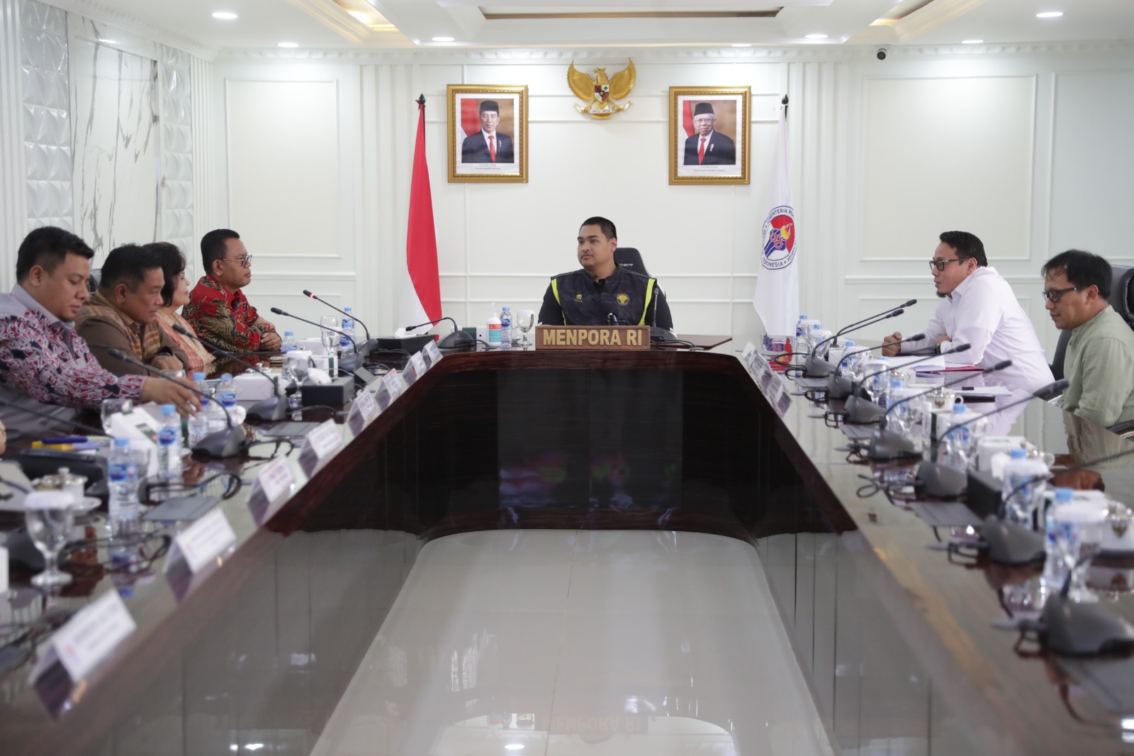 Menteri Pemuda dan Olahraga Republik Indonesia (Menpora RI) Dito Ariotedjo memimpin Rapat Koordinasi (Rakor) Persiapan Penyelenggaraan Aquabike World Championship Lake Toba 2023 di Lantai 10 Graha Kemenpora, Kamis (9/11) sore. Rapat ini dihadiri para kepa