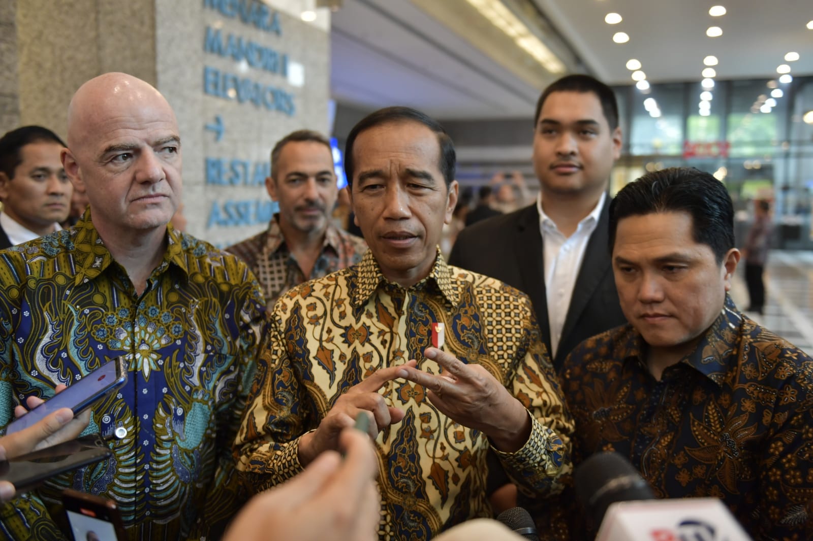 Menteri Pemuda dan Olahraga Republik Indonesia (Menpora RI) Dito Ariotedjo mendampingi Presiden Joko Widodo  meresmikan Kantor Federation Internationale de Football Association (FIFA) Jakarta di Mandiri Tower II, Lantai 12, Jenderal Sudirman, Jakarta Sela