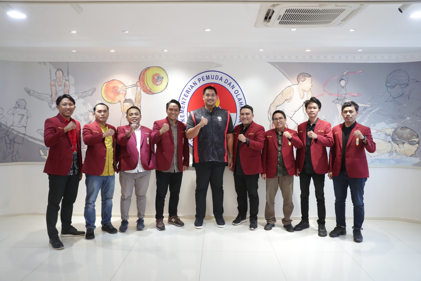 Menteri Pemuda dan Olahraga Republik Indonesia (Menpora RI) Dito Ariotedjo menerima audiensi Ikatan Mahasiswa Muhammadiyah (IMM) di ruang kerjanya, lantai 10, Kemenpora, Selasa (21/11) sore.(foto:raiky/kemenpora.go.id)