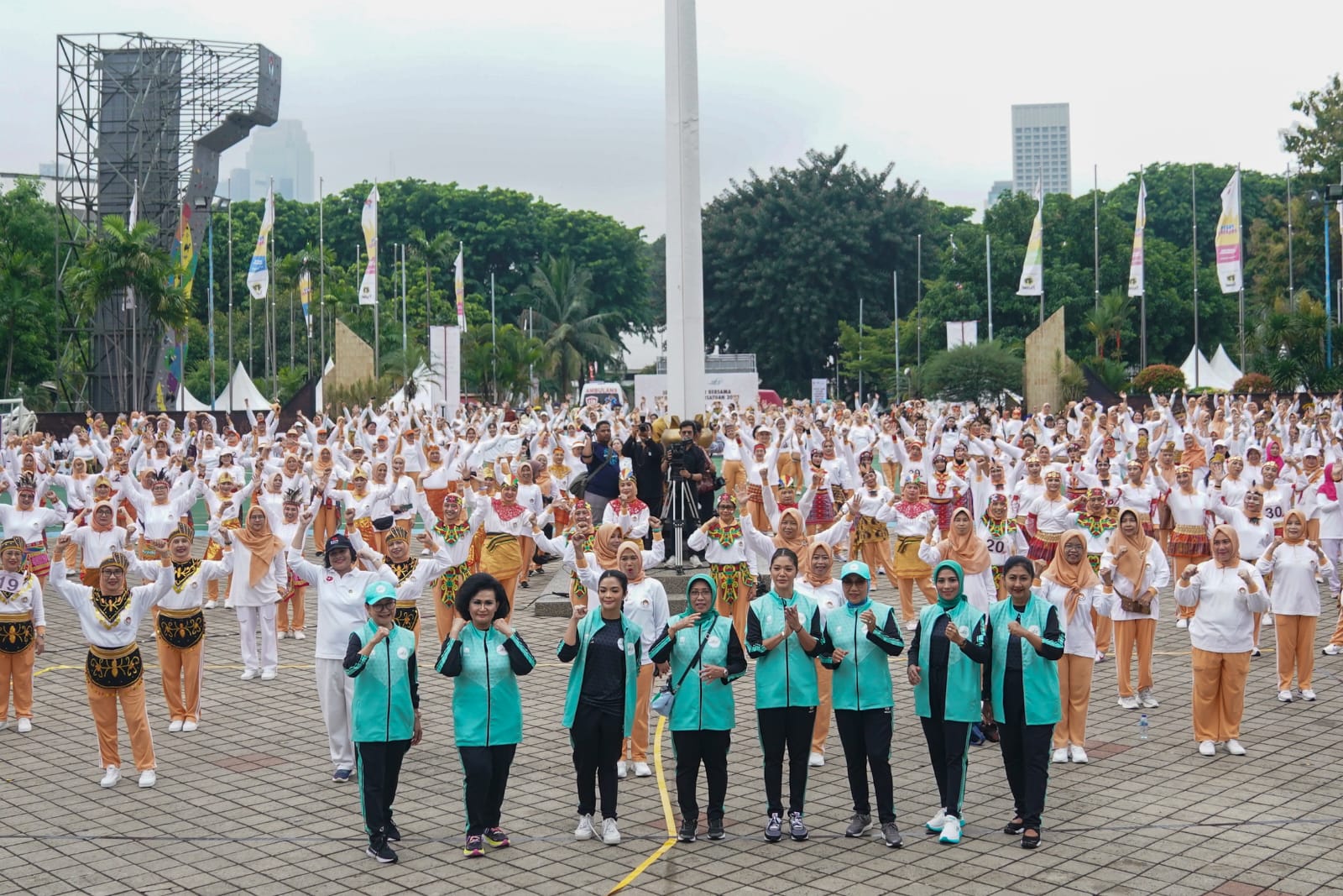 Kementerian Pemuda dan Olahraga Republik Indonesia (Kemenpora RI) bekerja sama Dharma Wanita Persatuan (DWP) Pusat menggelar Lomba Senam Kesegaran Jasmani (SKJ) Massal, Jumat (1/12) pagi di halaman Graha Kemenpora, Jalan Gerbang Pemuda Nomor 3 Senayan, Ja