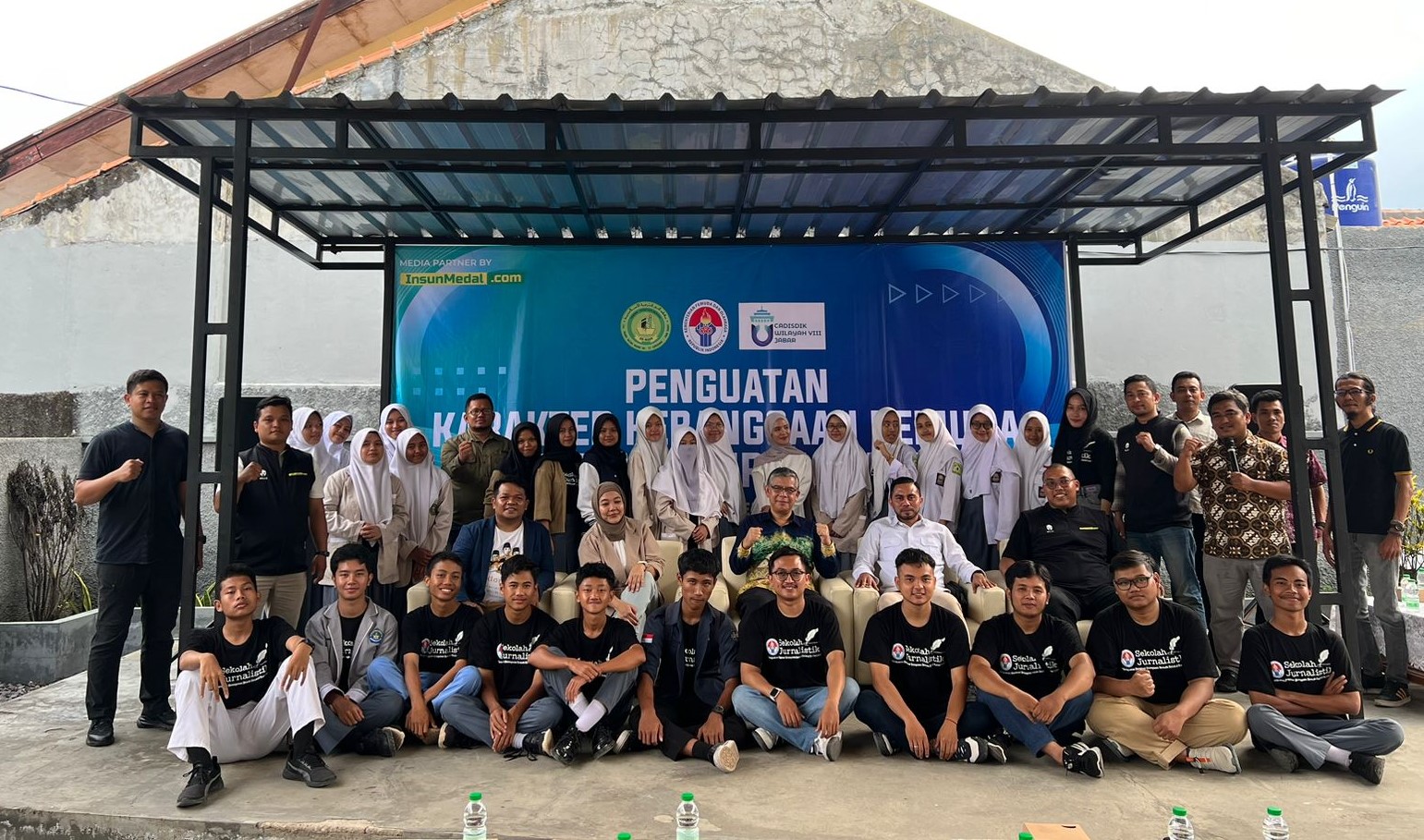 Untuk memperkuat karakter kebangsaan pemuda dengan bidang jurnalistik, Kementerian Pemuda dan Olahraga Republik Indonesia (Kemenpora RI) bekerjasama dengan Yayasan An Nuur dan InsunMedal.com gelar Sekolah Jurnalis di Sumedang, Kamis, (14/12).(foto:istimew