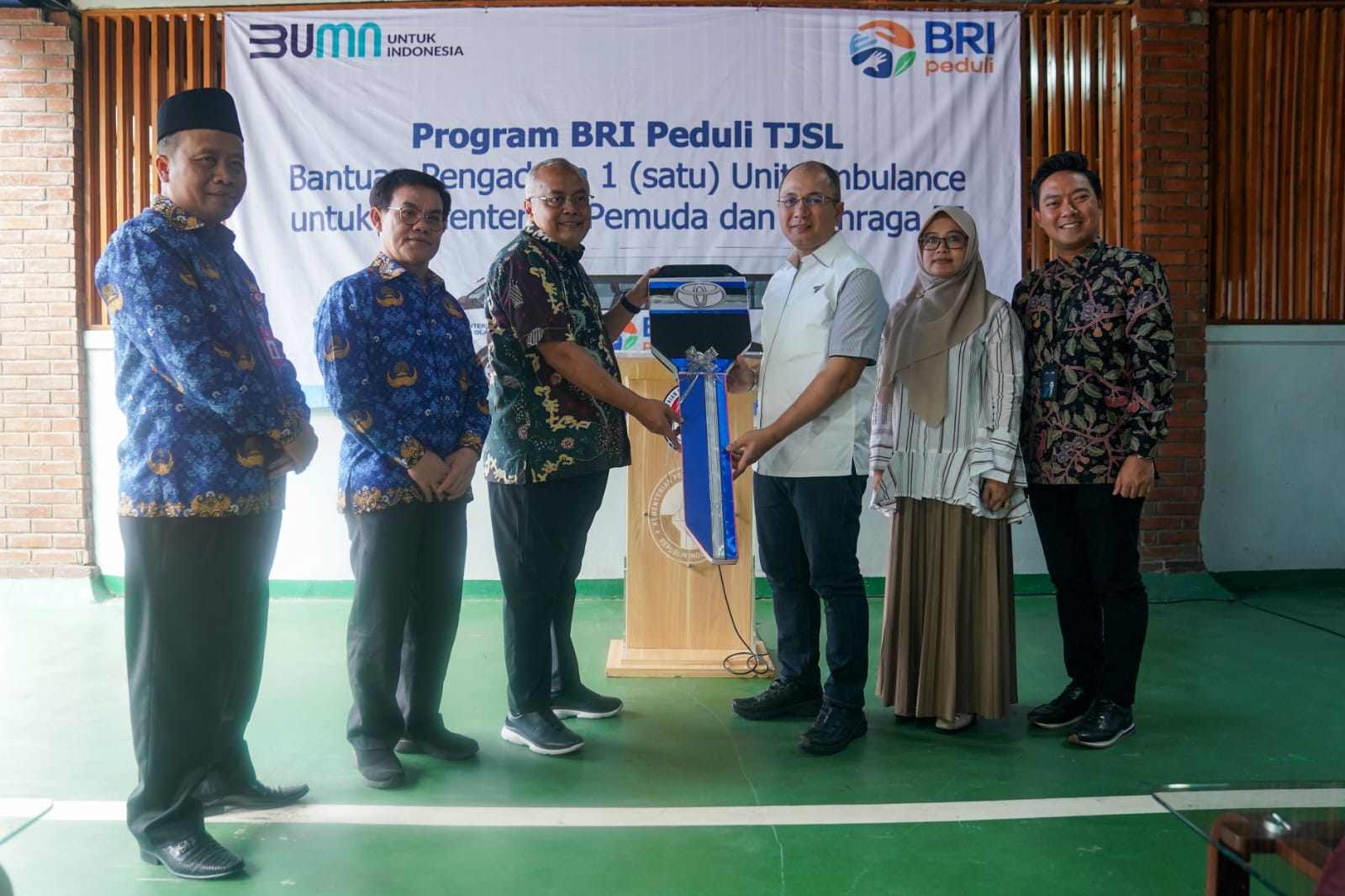 Kementerian Pemuda dan Olahraga Republik Indonesia (Kemenpora RI)  menerima bantuan satu unit mobil ambulans dari Bank Rakyat Indonesia (BRI). Penyerahan ini berlangsung di Kantor Kemenpora, Jumat (22/12) pagi.(foto:egan/kemenpora.go.id)