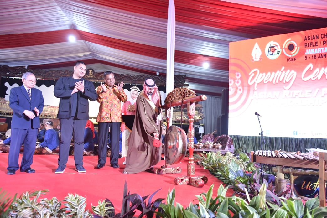 Menteri Pemuda dan Olahraga Republik Indonesia (Menpora RI) Dito Ariotedjo menghadiri Opening Ceremony Asian Rifle/Pistol Championship 2024 Jakarta di Senayan Shooting Hall, Sabtu (6/1) malam.(foto:bagus/kemenpora.go.id)