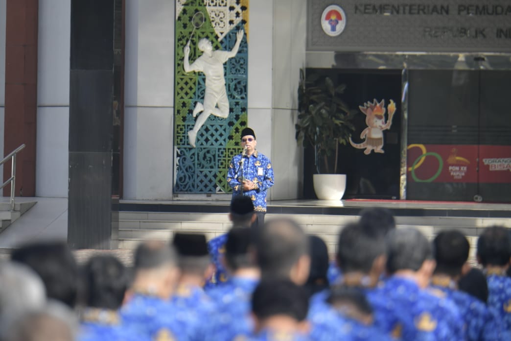 Kementerian Pemuda dan Olahraga Republik Indonesia (Kemenpora RI) menggelar apel pagi perdana di Tahun 2024. Apel ini bertujuan untuk meningkatkan semangat, disiplin dan integritas kerja seluruh pegawai guna lebih baik lagi.(foto:bagus/kemenpora.go.id) 