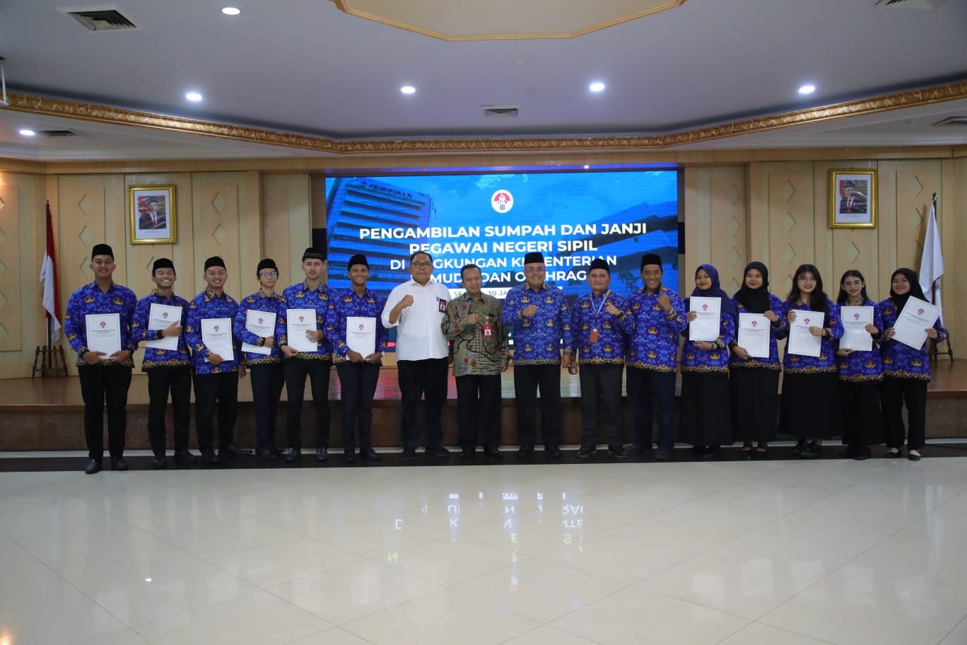 Sekretaris Menteri Pemuda dan Olahraga Republik Indonesia (Sesmenpora RI) Gunawan Suswantoro mengambil sumpah dan janji jabatan 11 orang Pegawai Negeri Sipil (PNS) di lingkungan Kemenpora, Selasa (30/1) siang, bertempat di Auditorium Wisma Kemenpora, Jala