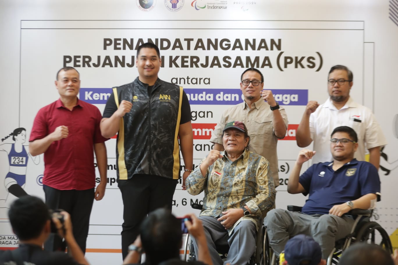 Menteri Pemuda dan Olahraga Republik Indonesia (Menpora RI) Dito Ariotedjo menyaksikan penandatanganan perjanjian kerja sama (PKS) antara Kemenpora dengan National Paralympic Committee (NPC) Indonesia, Rabu (6/3) siang. PKS ini dalam rangka Pemusatan Lati