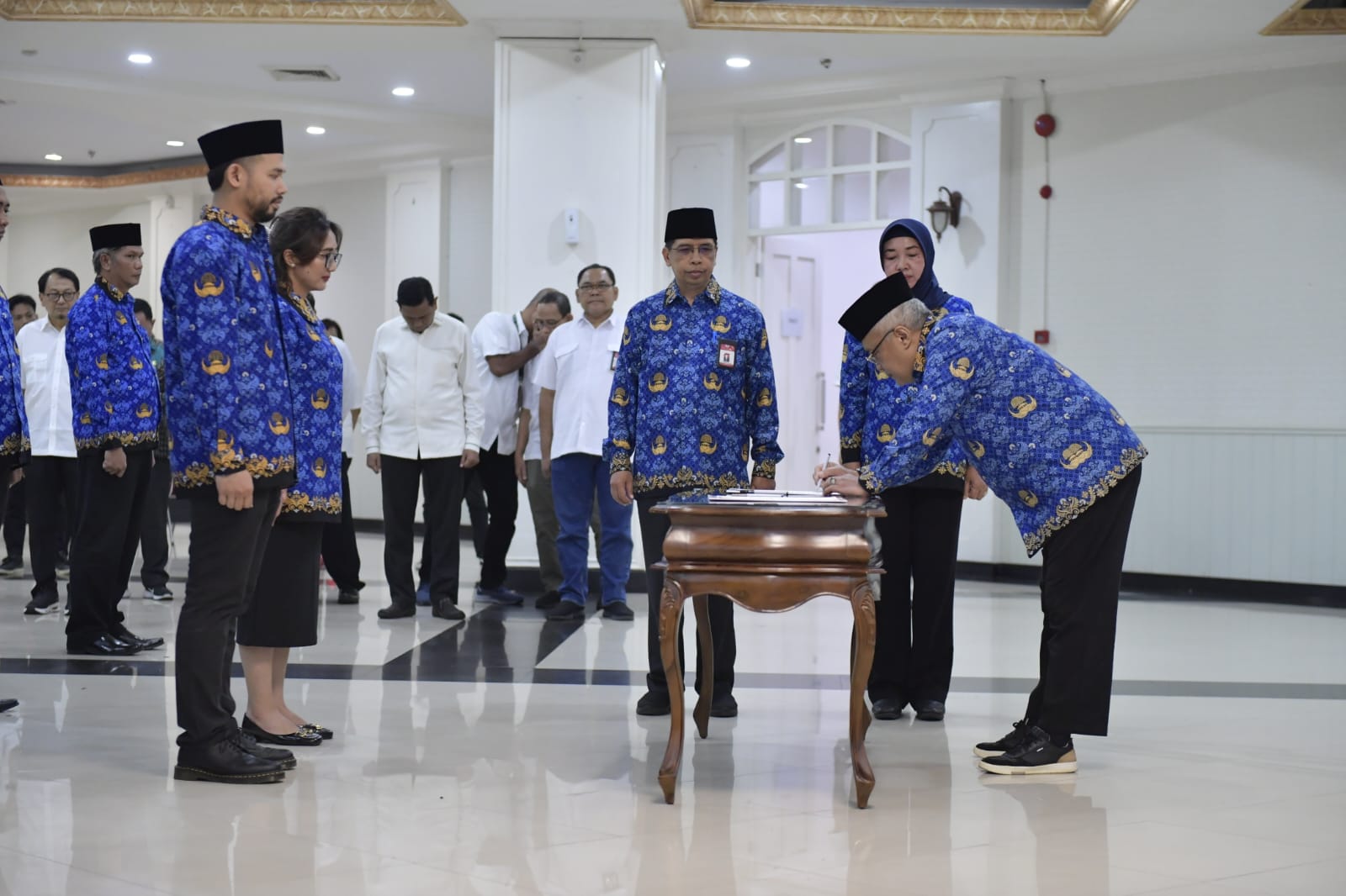 Sekretaris Kementerian Pemuda dan Olahraga Republik Indonesia (Sesmenpora RI) Gunawan Suswantoro, hari Kamis (28/3) sore Melantik dan Mengambil Sumpah/Janji Jabatan 85 Pegawai Pemerintah dengan Perjanjian Kerja (PPPK) di Lingkungan Kementerian Pemuda dan 