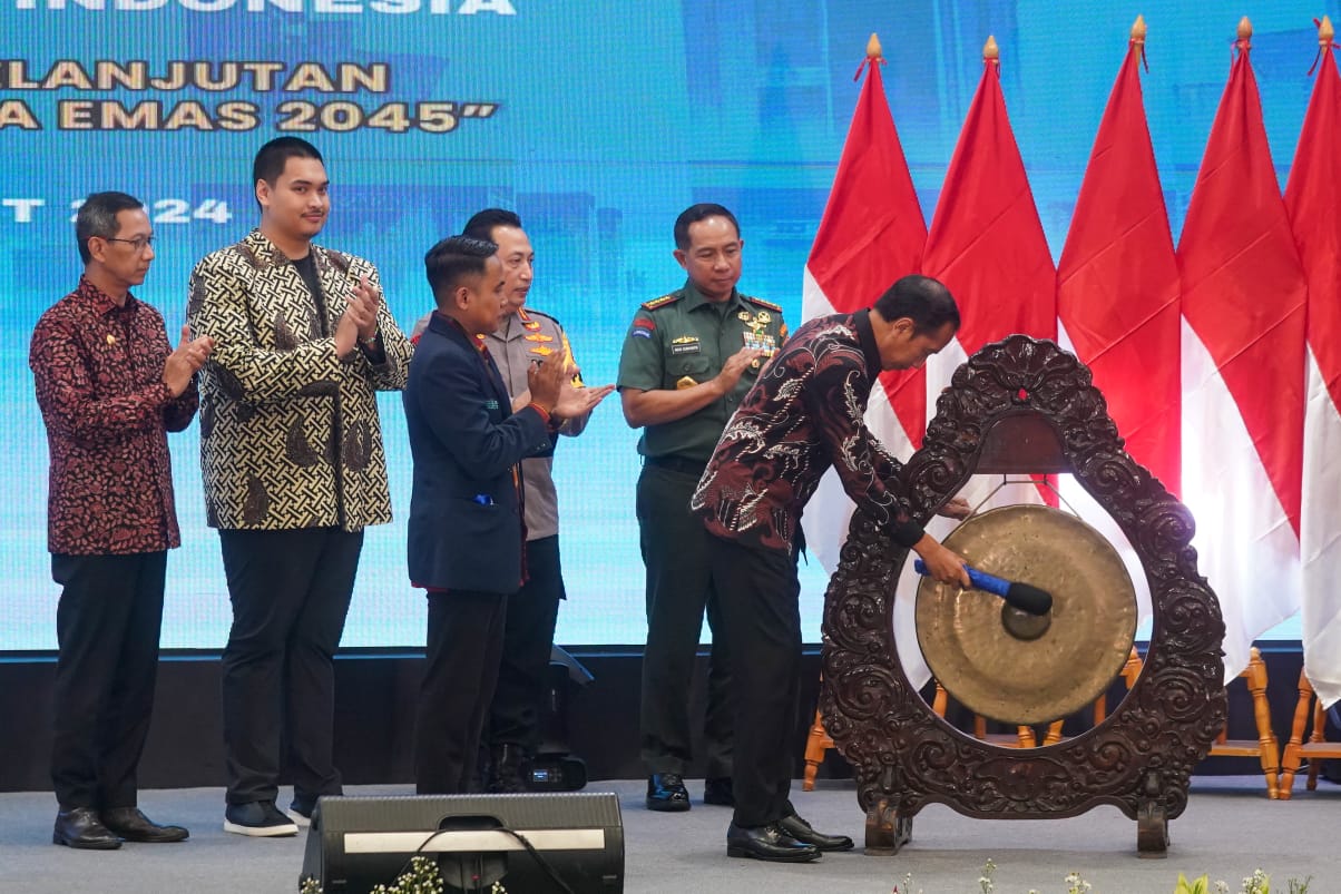 Menteri Pemuda dan Olahraga Republik Indonesia (Menpora RI) Dito Ariotedjo mendampingi Presiden Joko Widodo (Jokowi) membuka Kongres Himpunan Mahasiswa Buddhis Indonesia (Hikmahbudhi) ke XII 2024 di Mercure Convention Center Ancol, Jakarta, Kamis (28/3).