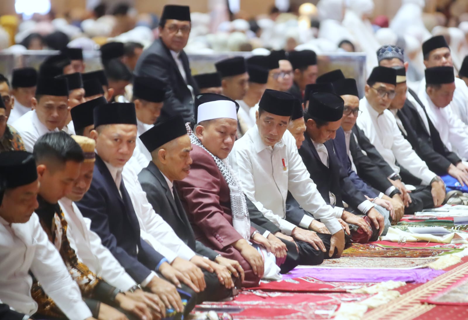 Presiden Joko Widodo melaksanakan salat Idulfitri 1445 Hijriah di Masjid Istiqlal, Jakarta, Rabu (10/4). Presiden Jokowi menunaikan salat bersama Wakil Presiden Ma’ruf Amin. (foto:herry/kemenpora.go.id)