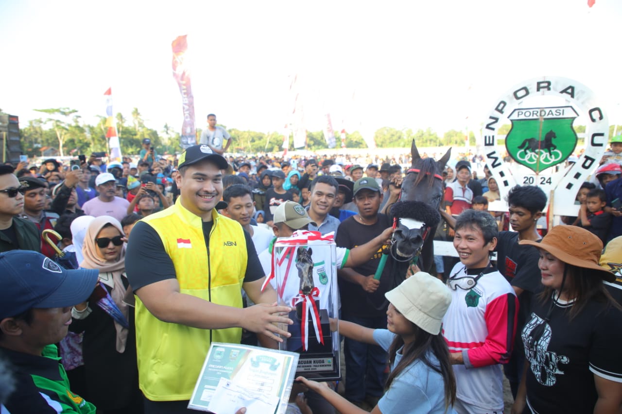 Menteri Pemuda dan Olahraga Republik Indonesia (Menpora RI) Dito Ariotedjo menutup secara resmi Kejuaraan  Pacuan Kuda Piala Menpora Cup dan Bupati Kebumen  Cup Tahun 2024 di Lapangan Pacuan Kuda, Desa Tegalrejo, Ambalresmi, Kebumen, Jawa Tengah, Selasa (
