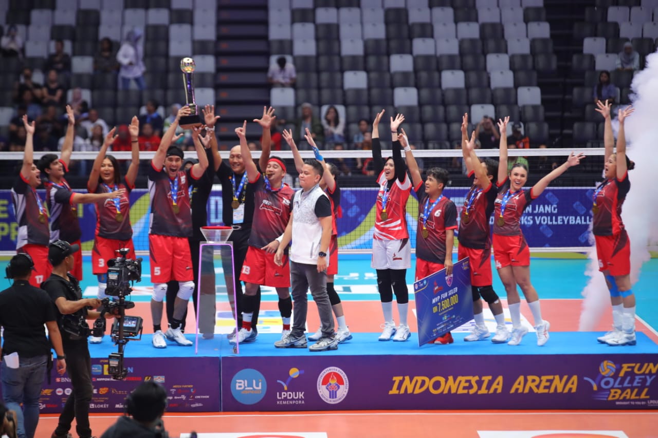 Pertandingan bola voli antar selebriti tanah air, Celebrity Match yang menampilkan antara Red Phoenix vs Pink Dragon menjadi magnet tersendiri dari seru dan meriahnya acara Fun Volley Ball Red Sparks vs Indonesia All-Star di Indonesia Arena, Senayan, Jaka