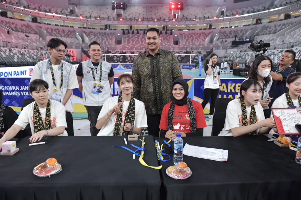 Menteri Pemuda dan Olahraga Republik Indonesia (Menpora RI) Dito Ariotedjo menghadiri fan signing Red Sparks dan Indonesia All Star di Indonesia Arena, Jakarta, Sabtu (20/4). (foto:bagus/kemenpora.go.id)