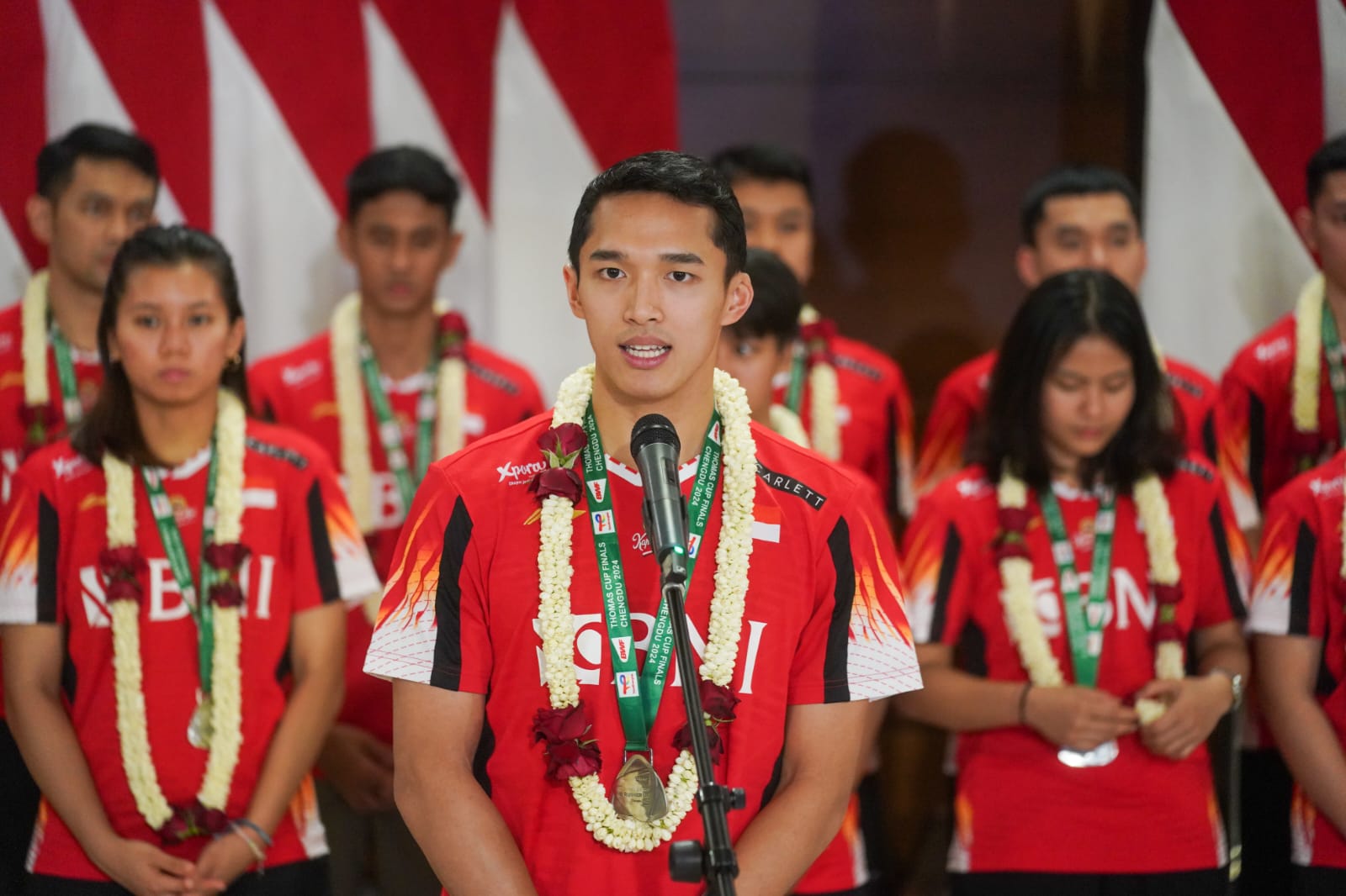 Atlet bulu tangkis putra Jonatan Christie menyampaikan rasa bangganya berada di tengah-tengah Tim Thomas Indonesia. Jojo sapaannya juga merasa bersyukur bisa memberikan poin untuk Merah Putih meski harus finis posisi kedua (runner-up) di Thomas Cup 2024.(