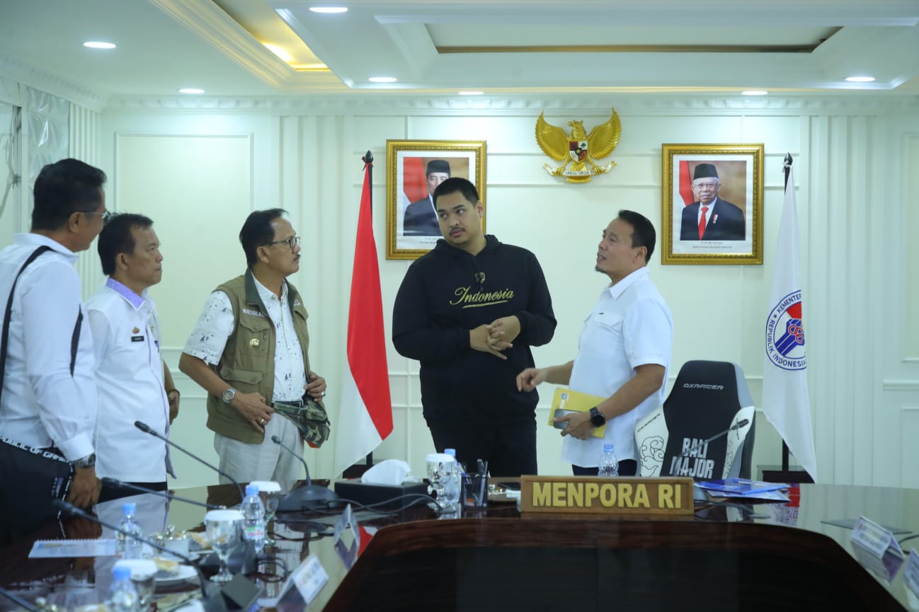 Menteri Pemuda dan Olahraga Republik Indonesia (Menpora RI) Dito Ariotedjo mendukung pengembangan olahraga selancar ombak atau surfing di Kabupaten Pesisir Barat (Pesibar), Lampung. Pasalnya Pesibar dinilai memiliki potensi besar dalam selancar ombak, seb
