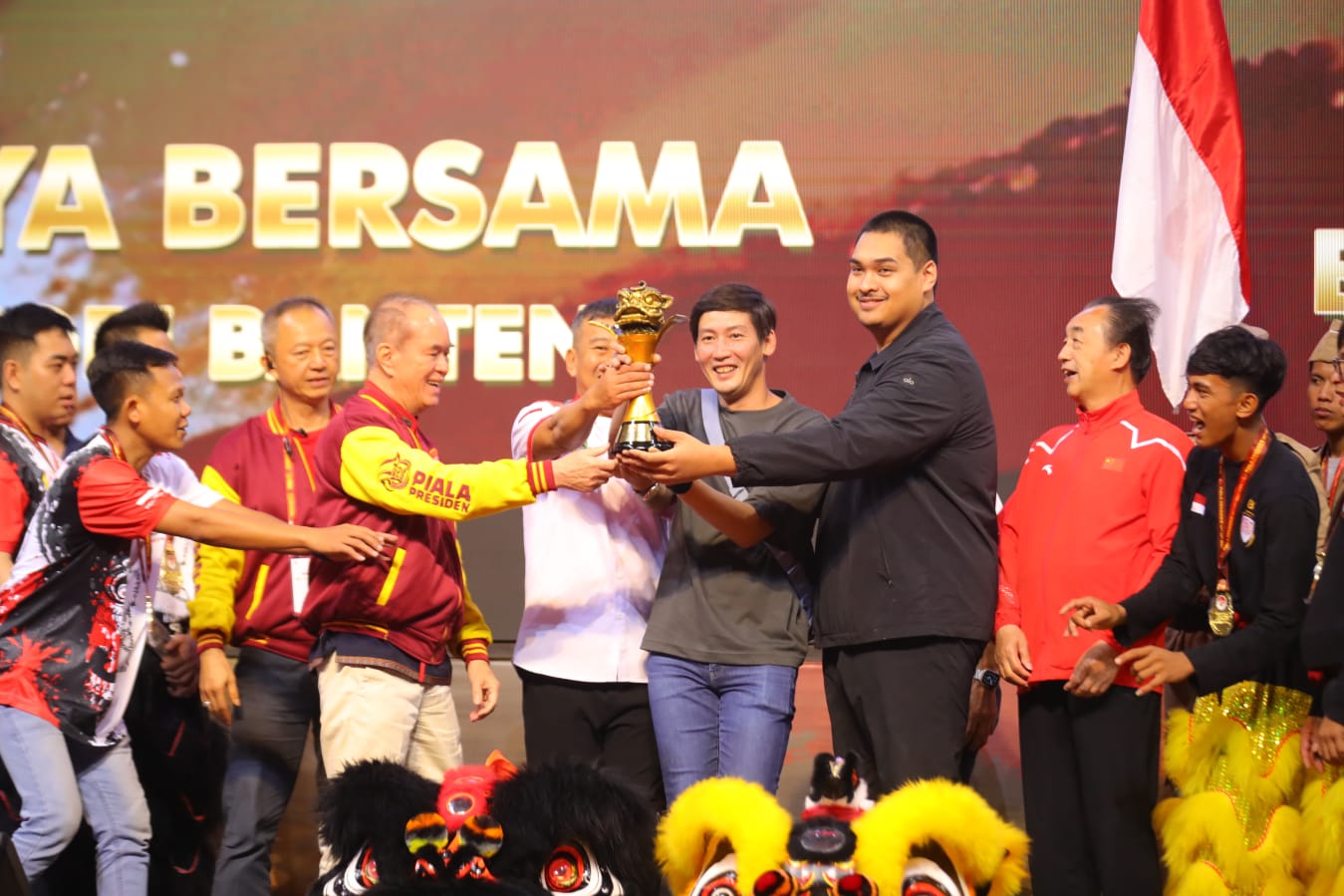 Menteri Pemuda dan Olahraga Republik Indonesia (Menpora RI) Dito Ariotedjo menutup sekaligus menyerahkan piala 1st FOBI World Barongsai Championship 2024. Diharap kejuaraan dunia barongsai ini bisa kembali digelar di Tanah Air.(foto:herry/kemenpora.go.id)