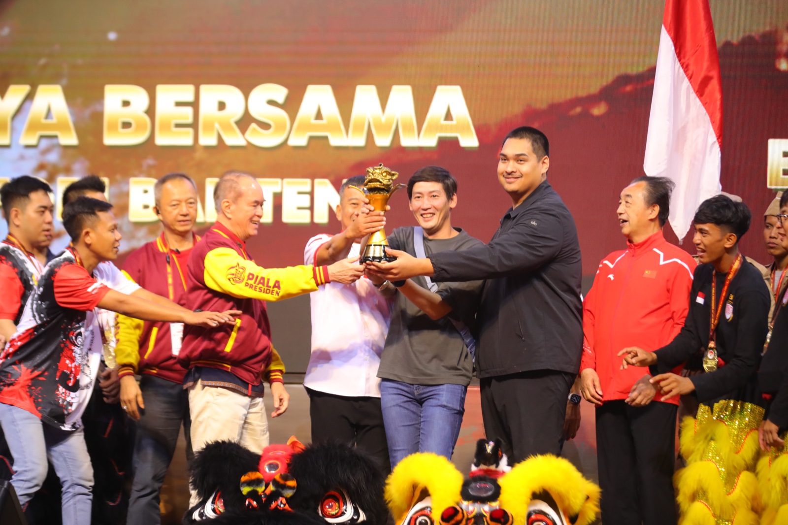 Menpora Dito Ariotedjo menutup sekaligus menyerahkan piala 1st FOBI World Barongsai Championship 2024
