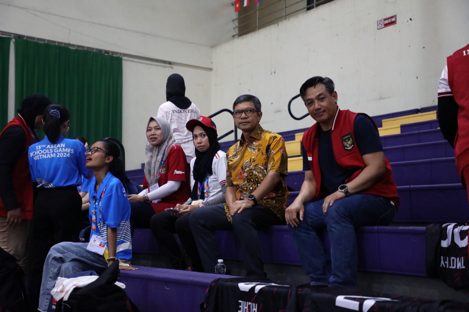 Perjuangan para atlet pelajar Indonesia di 13th ASEAN Schools Games (ASG) 2024 turut disaksikan duta besar (Dubes) RI untuk Vietnam, Denny Abdi. Datang dari Hanoi ke Da Nang, Dubes Denny memberikan dukungan secara langsung kepada para atlet pelajar yang t