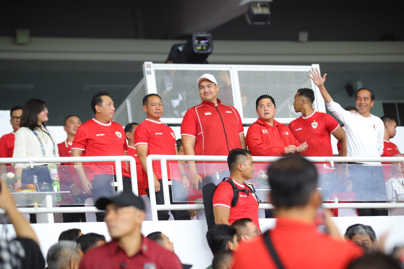 Menteri Pemuda dan Olahraga Republik Indonesia (Menpora RI) Dito Ariotedjo ikut mendampingi Presiden Jokowi menyaksikan kemenangan Timnas Indonesia melawan Filipina dengan skor akhir 2-0 di Stadion Gelora Bung Karno (GBK), Senayan, Jakarta, Selasa (11/6)