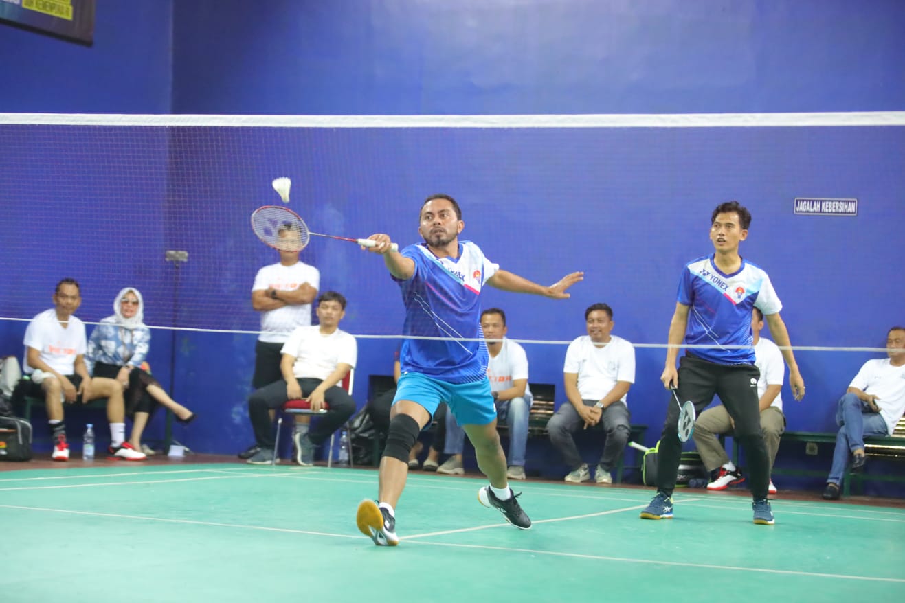 Langkah tim bulu tangkis Kementerian Pemuda dan Olahraga Republik Indonesia (Kemenpora RI) di ajang Tournament Bulu Tangkis Bapor Korpri Cup 2024 harus terhenti di babak semifinal. Tim Kemenpora harus puas di peringkat tiga setelah kalah 1-2 atas Kementer